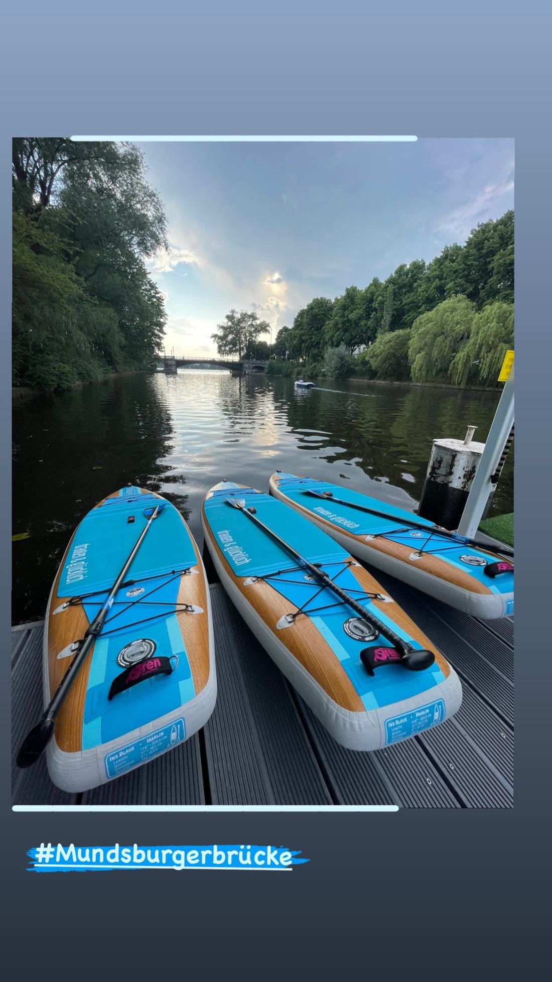Gruppe hat Spaß auf dem Wasser an der AlsterSURFER-Station