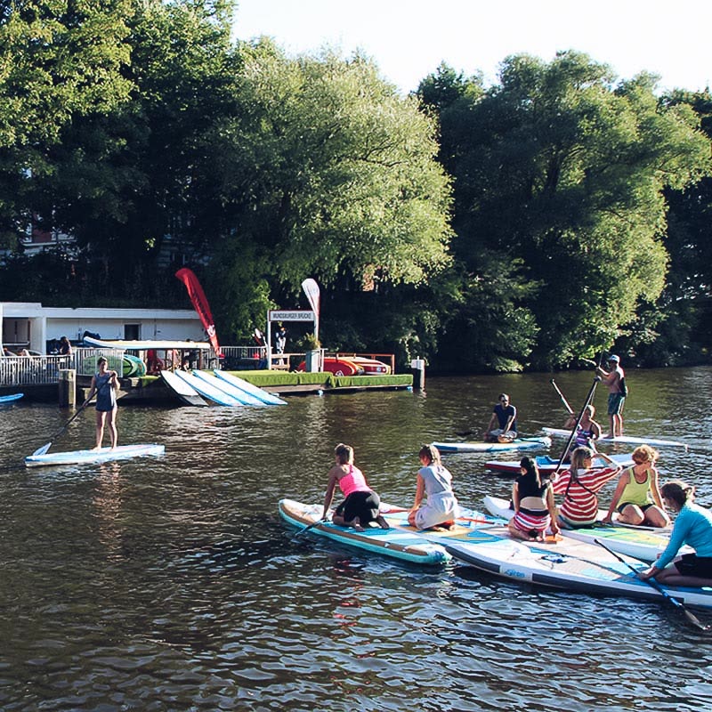 Team bei der SUP-Einweisung am Steg an der Alster